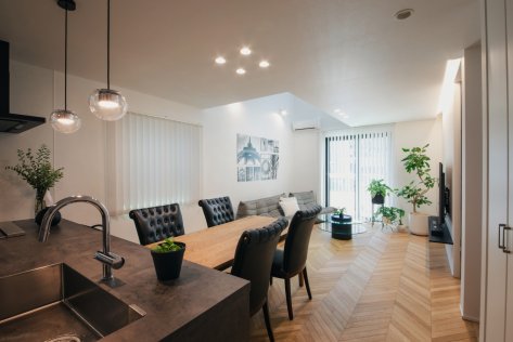 三角屋根の白い家
